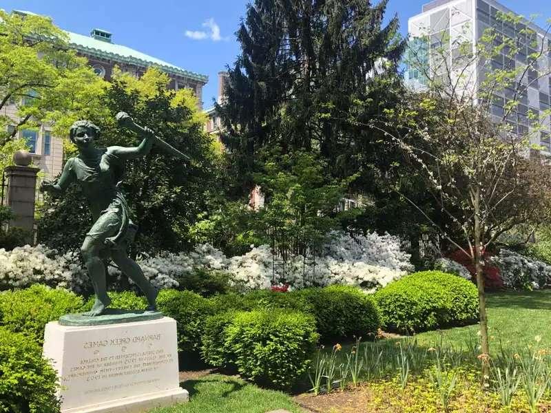 十大电竞游戏综合排名's green campus and the running woman statue